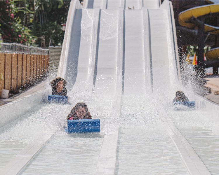 Enfants jouant sur un toboggan aquatique