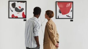 Deux jeunes au musée